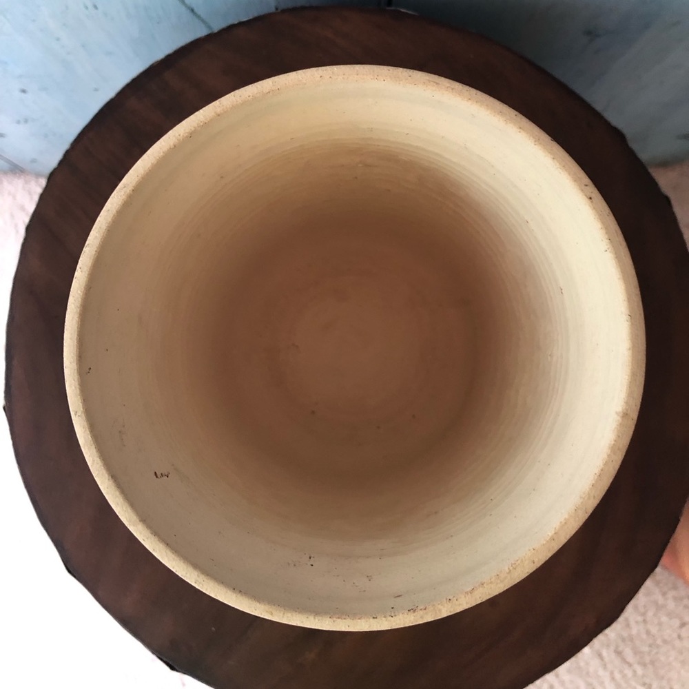 Ceramic wine bucket made by artist in off-white with raised grape bunches - Picture 5 of 13
